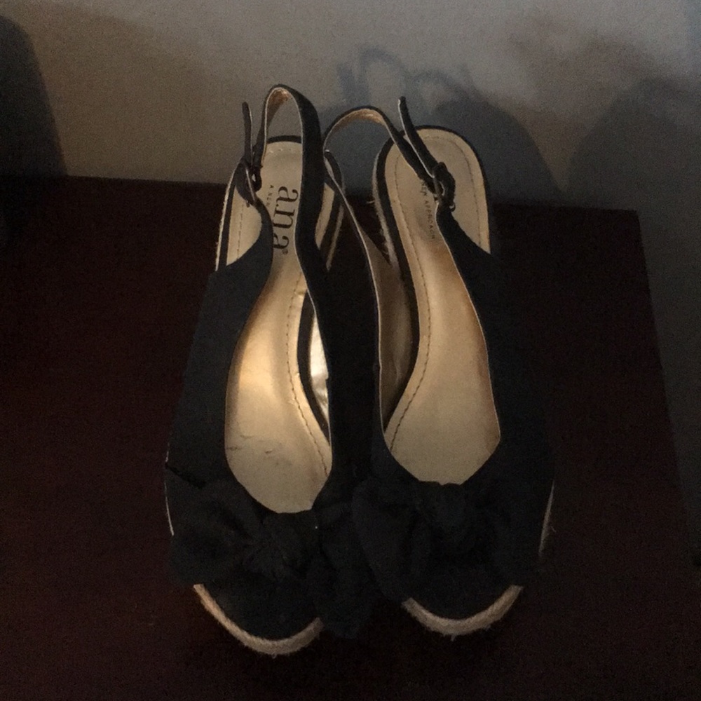 Black wedges